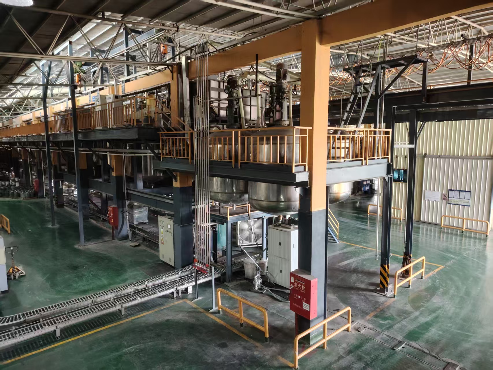 Coating production facility with reactor vessels and conveyor line
