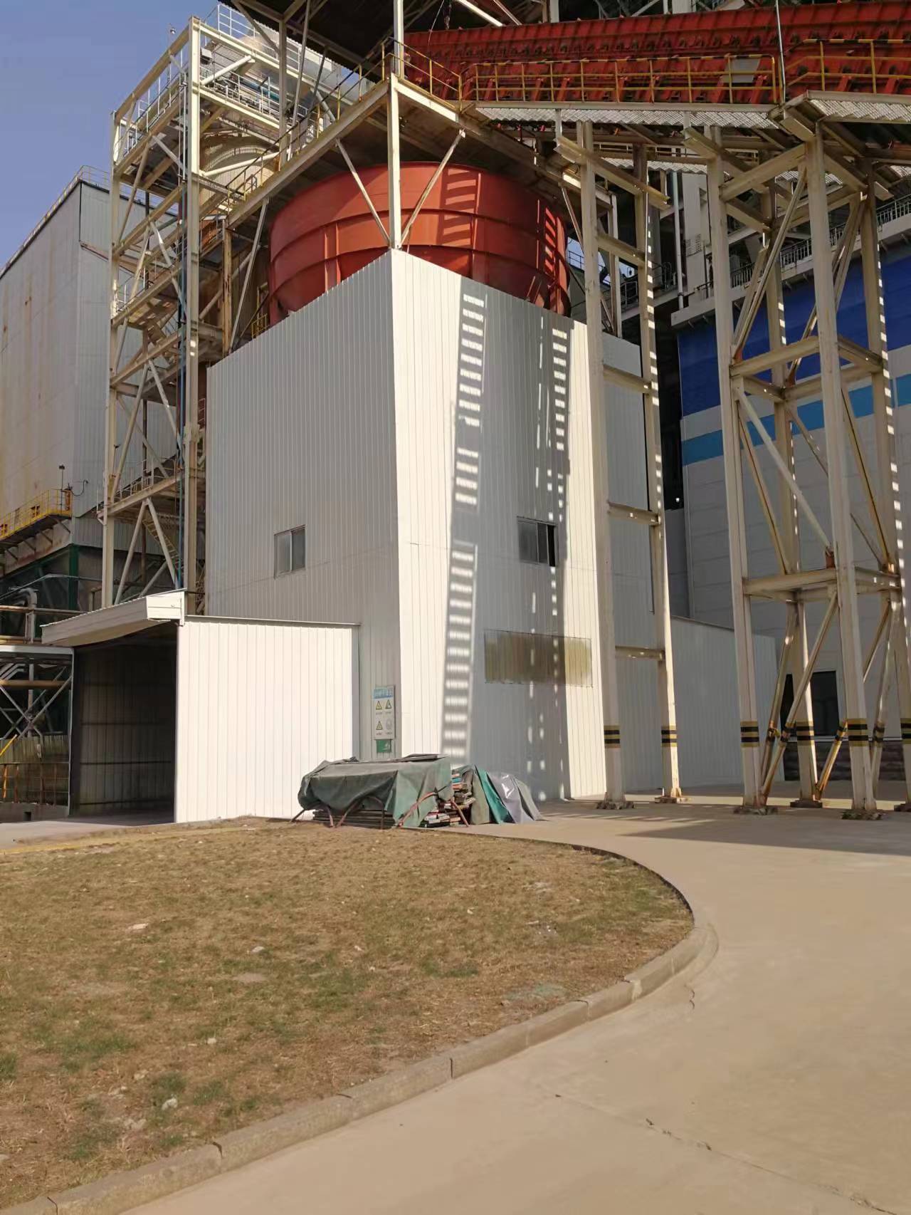 Coated structural steelwork and vessel at an industrial plant